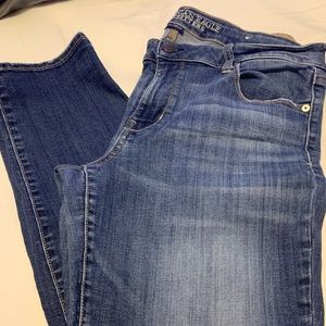 Women’s American eagle jeans size 16 super stretch.